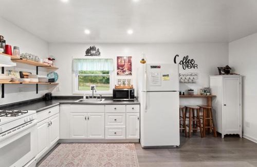 Beaver Dams House | Classic Cabin Charm| Fire Pit| Minutes to Wineries