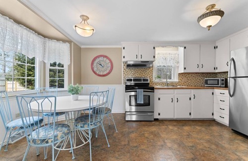 West Harwich House | Classic Cape Cottage Walk to Beach & Harwich Dwntn