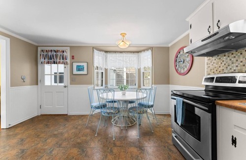 West Harwich House | Classic Cape Cottage Walk to Beach & Harwich Dwntn