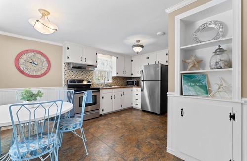 West Harwich House | Classic Cape Cottage Walk to Beach & Harwich Dwntn