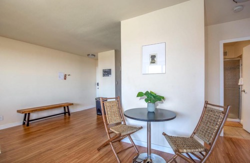Downtown West Apartment | Classic DT 2BR with City View by Zencity