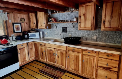 Mount Vernon Cabin | Classic Maine Lake Cottage, 25ft from lake shore!