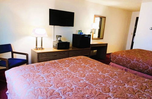 Staples Hotel | Clean Stay Near Dower Lake Adventure – Affordable and Pet Friendly