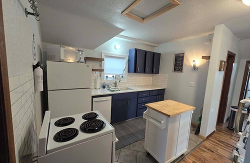 Fargo Apartment | Clean Upper Level Apt/King Size Bed/Free Parking & Laundry/Close to Downtown