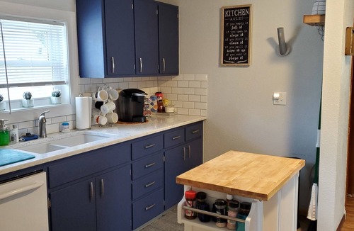 Fargo Apartment | Clean Upper Level Apt/King Size Bed/Free Parking & Laundry/Close to Downtown