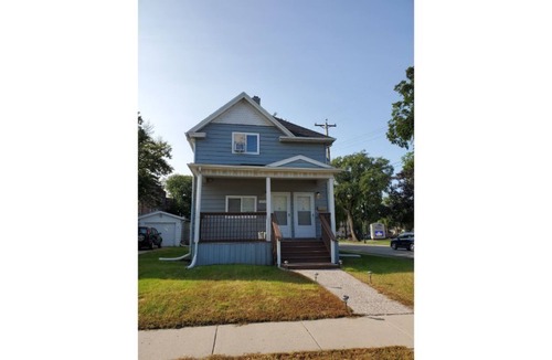 Fargo Apartment | Clean Upper Level Apt/King Size Bed/Free Parking & Laundry/Close to Downtown