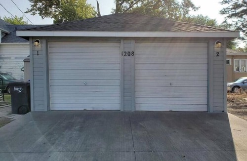 Fargo Apartment | Clean Upper Level Apt/King Size Bed/Free Parking & Laundry/Close to Downtown