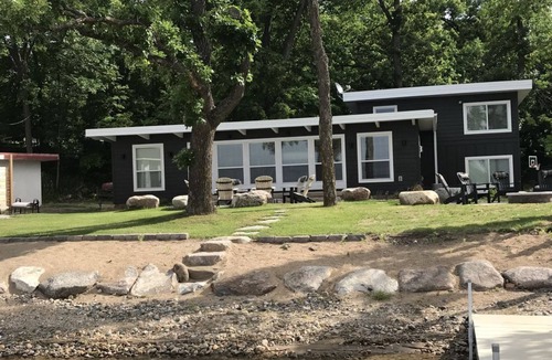 Annandale House | Clearwater Lake- Modern Cabin- Sauna, Kayaks and Paddle Board!