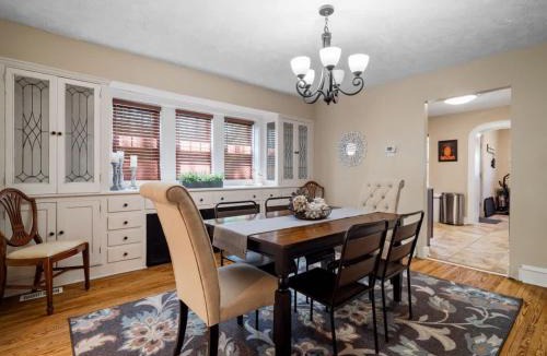 Cleveland House | Cleveland 3 Bedroom, 10 Mins to Downtown