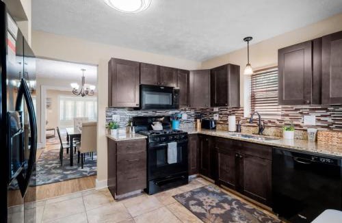 Cleveland House | Cleveland 3 Bedroom, 10 Mins to Downtown