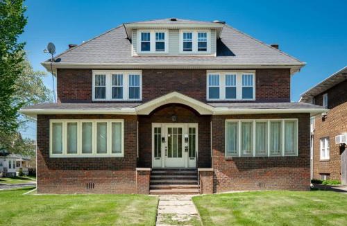 Cleveland House | Cleveland 3 Bedroom, 10 Mins to Downtown