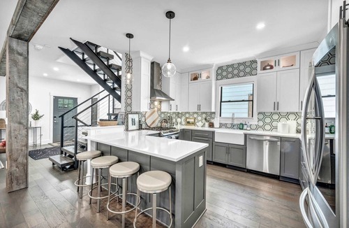 Detroit - Shoreway House | Cleveland Group House | Sleeps 17 | Hot Tub + Sauna