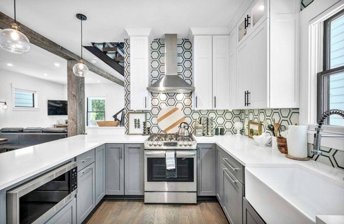 Detroit - Shoreway House | Cleveland Group House | Sleeps 17 | Hot Tub + Sauna