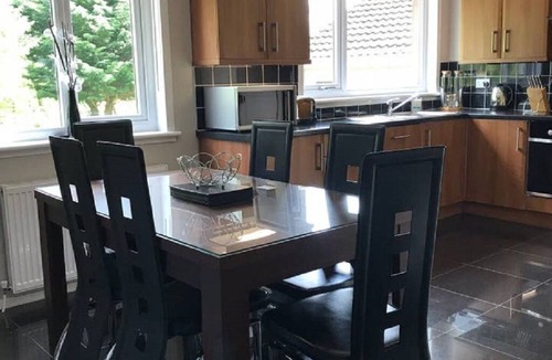 Perth House | Cliff View, Free Parking, Free WiFi,