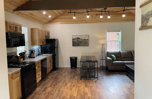Sloans Valley Cabin | Cliffside Hideaway-New custom cabin, 3 boat ramps, walk to 5 restaurants/bars