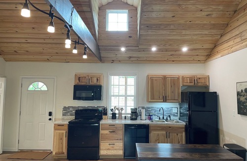 Sloans Valley Cabin | Cliffside Hideaway-New custom cabin, 3 boat ramps, walk to 5 restaurants/bars
