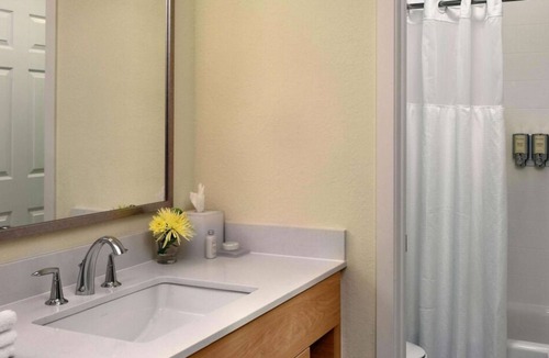 Burlington Apartment | Close to Burlington Mall! FREE Breakfast & Parking, Pool, Pet-friendly Property!