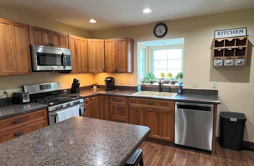 South Bloomingville Cottage | Close to Caves! Hocking Hills hiking, pool table, COLD A/C, cozy cottage!