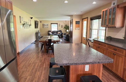 South Bloomingville Cottage | Close to Caves! Hocking Hills hiking, pool table, COLD A/C, cozy cottage!