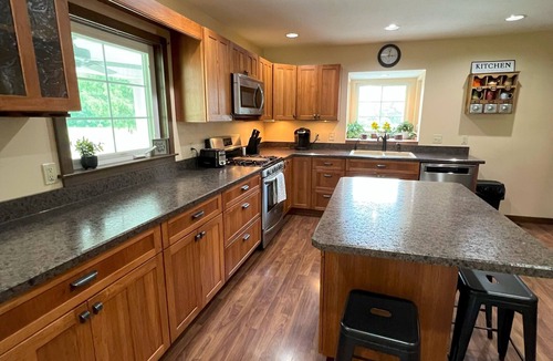 South Bloomingville Cottage | Close to Caves! Hocking Hills hiking, pool table, COLD A/C, cozy cottage!