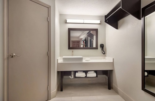 Erie Hotel | Close to Erie Maritime Museum! FREE Parking, Pets Allowed, Laundry Facilities!