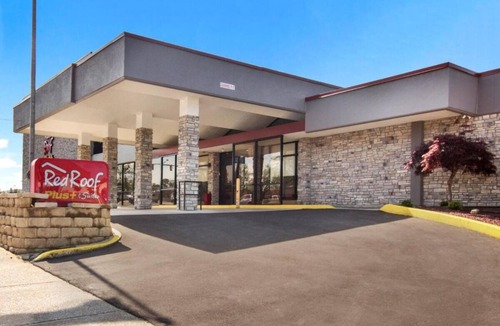 Erie Hotel | Close to Erie Maritime Museum! FREE Parking, Pets Allowed, Laundry Facilities!