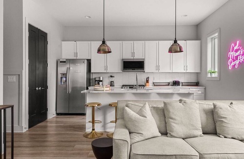 Talbot's Corner Condo | CMD ~ 4 Bedrooms ~ Huge Private Rooftop ~ 8 Beds ~ 8 Min to Downtown ~ City Views ~ Garage Parking