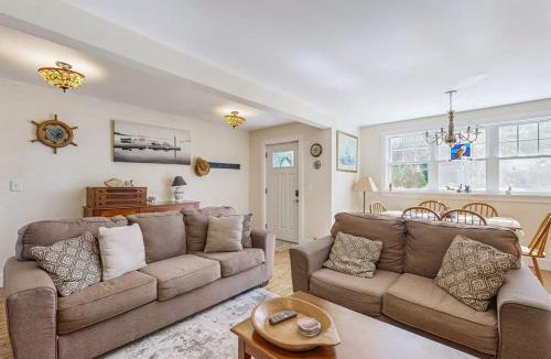 Boothbay Harbor House | Coastal bungalow with large yard, beautiful kitchen, & great location
