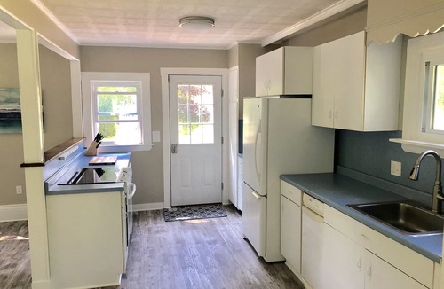 Kennebunkport House | Coastal Cape - Walk to Dock Square - Sleeps 8 - Beach Pass Included