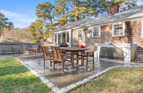 Harwich Port House | Coastal comfort near beaches and walking distance to Harwich Port!