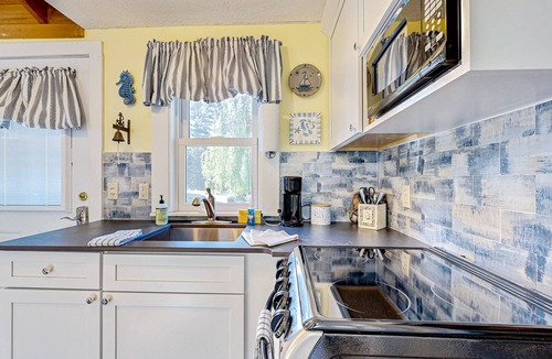 Kennebunk Cottage | Coastal Cottage at Shorelands Guest Resort | Pool | Near Beaches | Kennebunk, ME