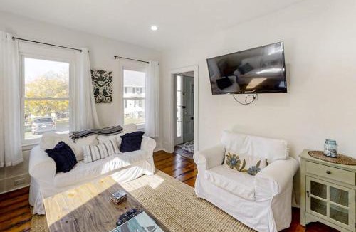 Boothbay Harbor House | Coastal home with new, full kitchen, walkable downtown location