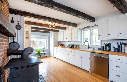 Wiscasset House | Coastal Maine Cozy Farmhouse for Family Vacations & Wedding Ceremonies