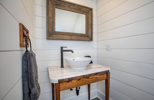 Wiscasset House | Coastal Maine Cozy Farmhouse for Family Vacations & Wedding Ceremonies