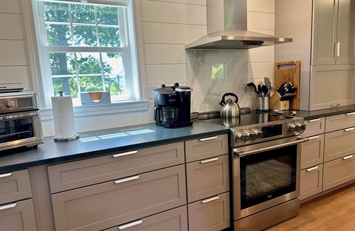Mid-Coast and Islands House | Coastal Retreat Near Beach w/Ocean Views, dog friendly !