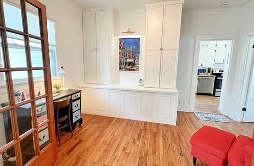 Manhattan House | Colorful & Cozy 4BR/2BA Near KSU, Family & Groups