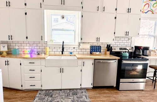 Manhattan House | Colorful & Cozy 4BR/2BA Near KSU, Family & Groups