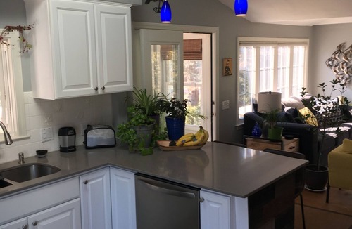 Snug Harbor Cottage | Come relax by the beach!