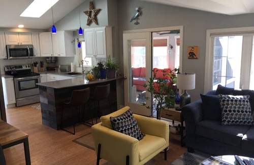 Snug Harbor Cottage | Come relax by the beach!