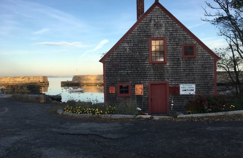 Gloucester House | COME STAY AT THE MERMAID COTTAGE ON LANES COVE !