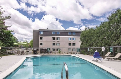 Portland House | Comfort and Convenience! Indoor Pool, FREE Parking, Pets Allowed