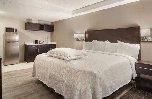 Erie House | Comfort and Convenience! Free Onsite Parking, Pets Allowed