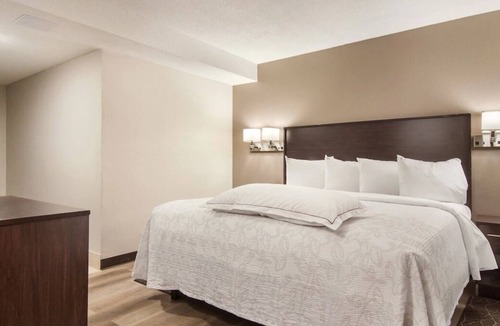 Erie House | Comfort and Convenience! Free Onsite Parking, Pets Allowed