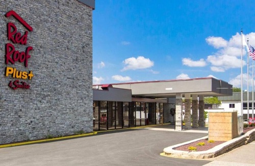 Erie House | Comfort and Convenience! Free Onsite Parking, Pets Allowed
