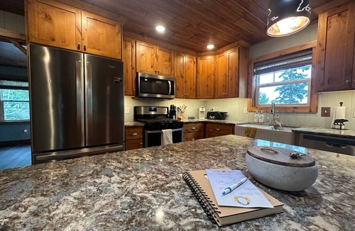 International Falls House | Comfort and Convenience. Family and pet friendly. Close to the action!