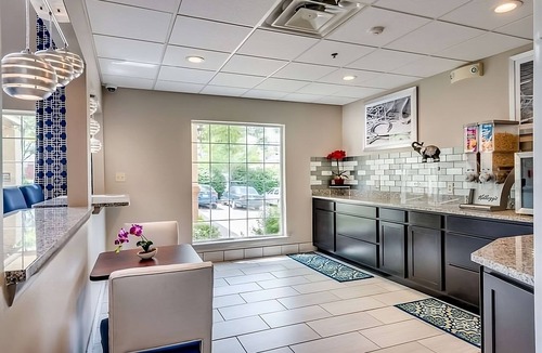 Lexington Hotel | Comfort Meets Affordability, Pool, Free Breakfast, Free Parking Onsite!