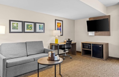 Edinboro Hotel | Comfort Suites Edinboro