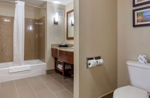 Oshkosh Hotel | Comfort Suites Oshkosh