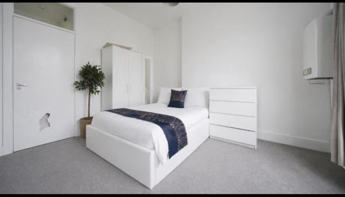 Paisley Apartment | Comfortable 2-Bed Flat with Free Parking