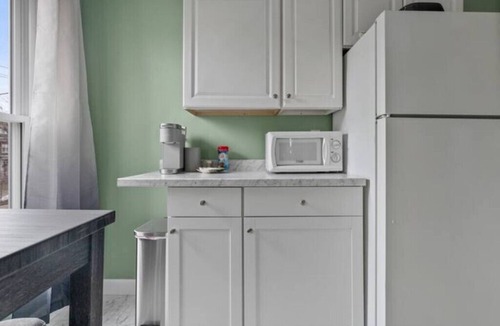 Erie Apartment | Comfortable 2 bedroom king suite/
